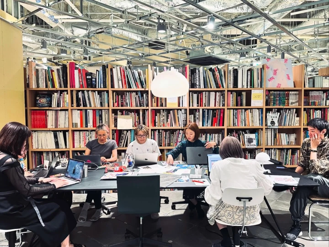 モダンなオフィス空間で作業する人々