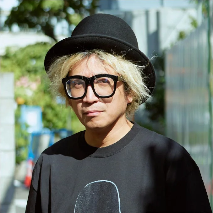 金髪と黒いボウラーハットを着用した男性のポートレート