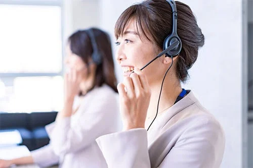 コールセンターで顧客対応をするオペレーター