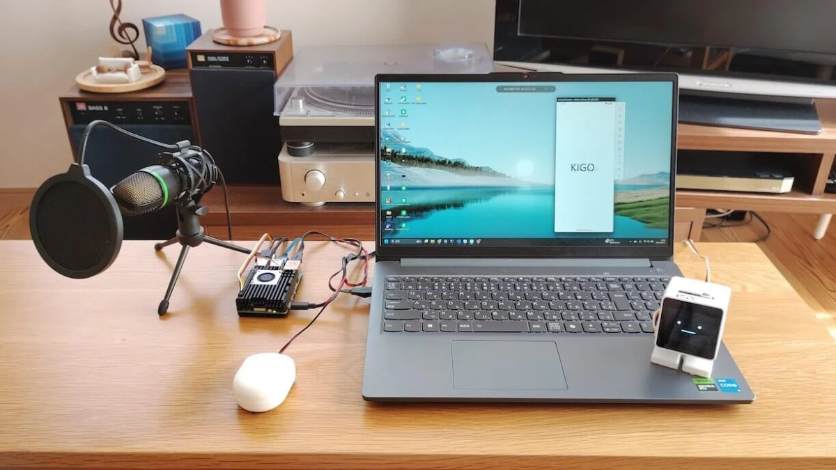 KIGOと表示されたラップトップがあるワークスペース