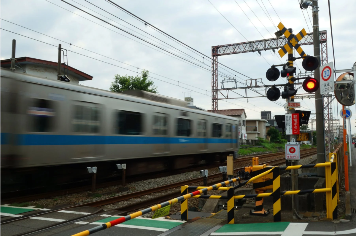 電車が通過中の踏切