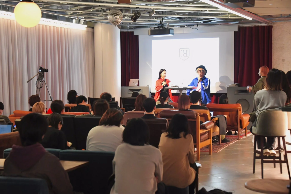 現代的な会場で、二人の登壇者が話している様子