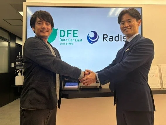 握手するDFE向井代表取締役とRadish浦田代表取締役社長