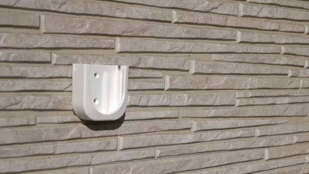 石壁に白いU字型のブラケット