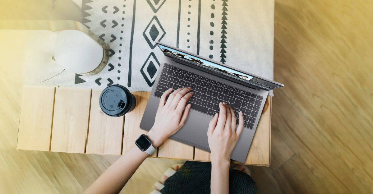 ノートパソコンで作業する様子