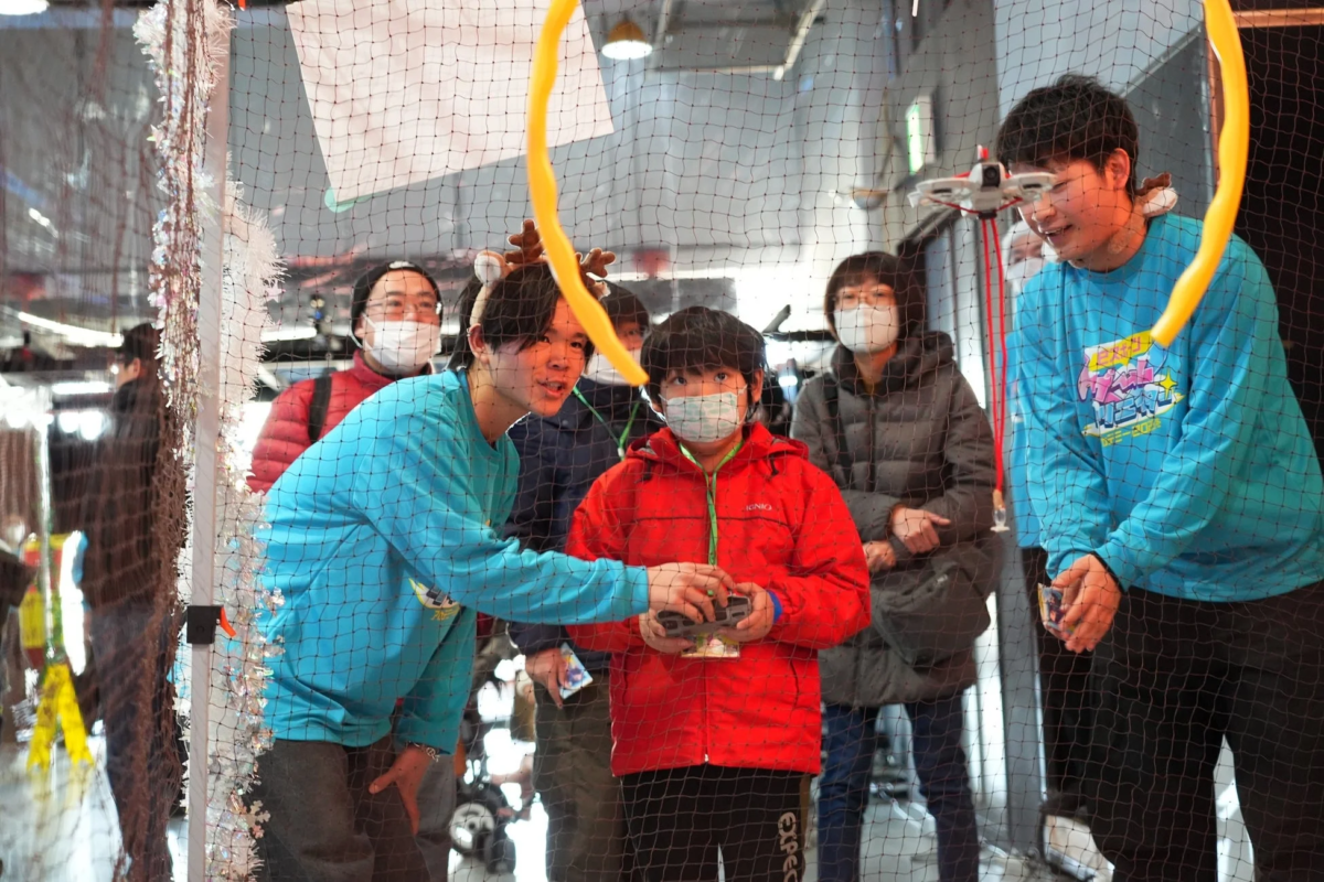 子供たちがドローンを操作する体験