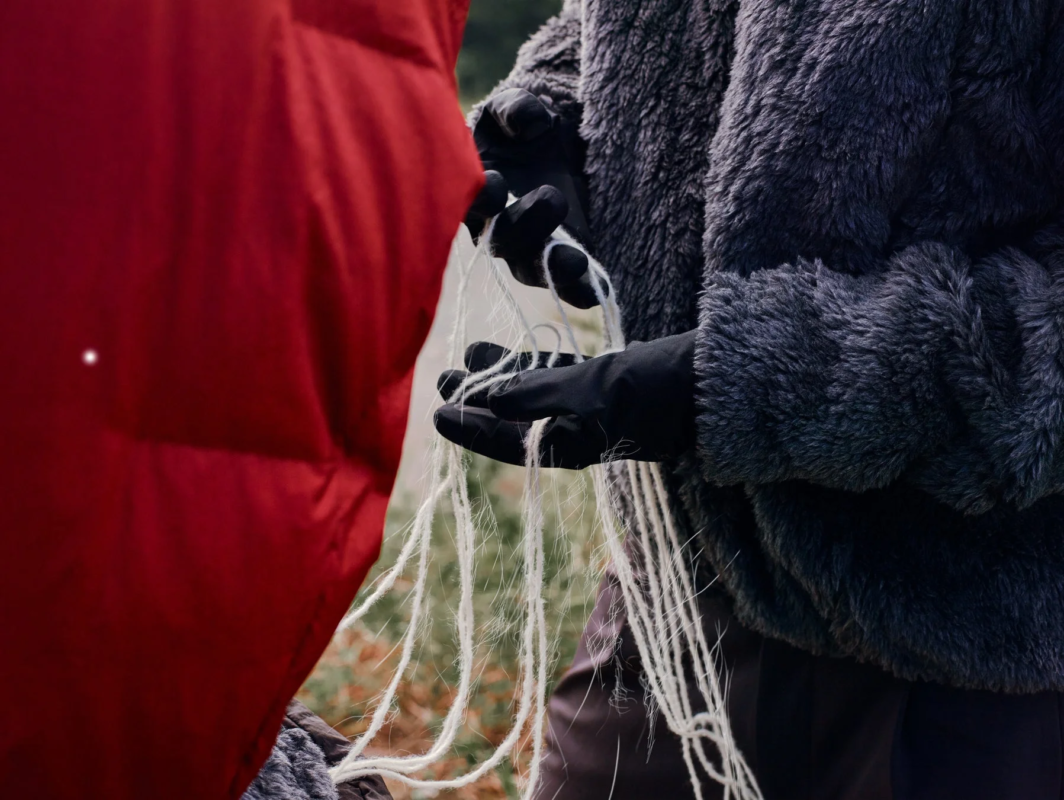 白い糸を操る手元のクローズアップ