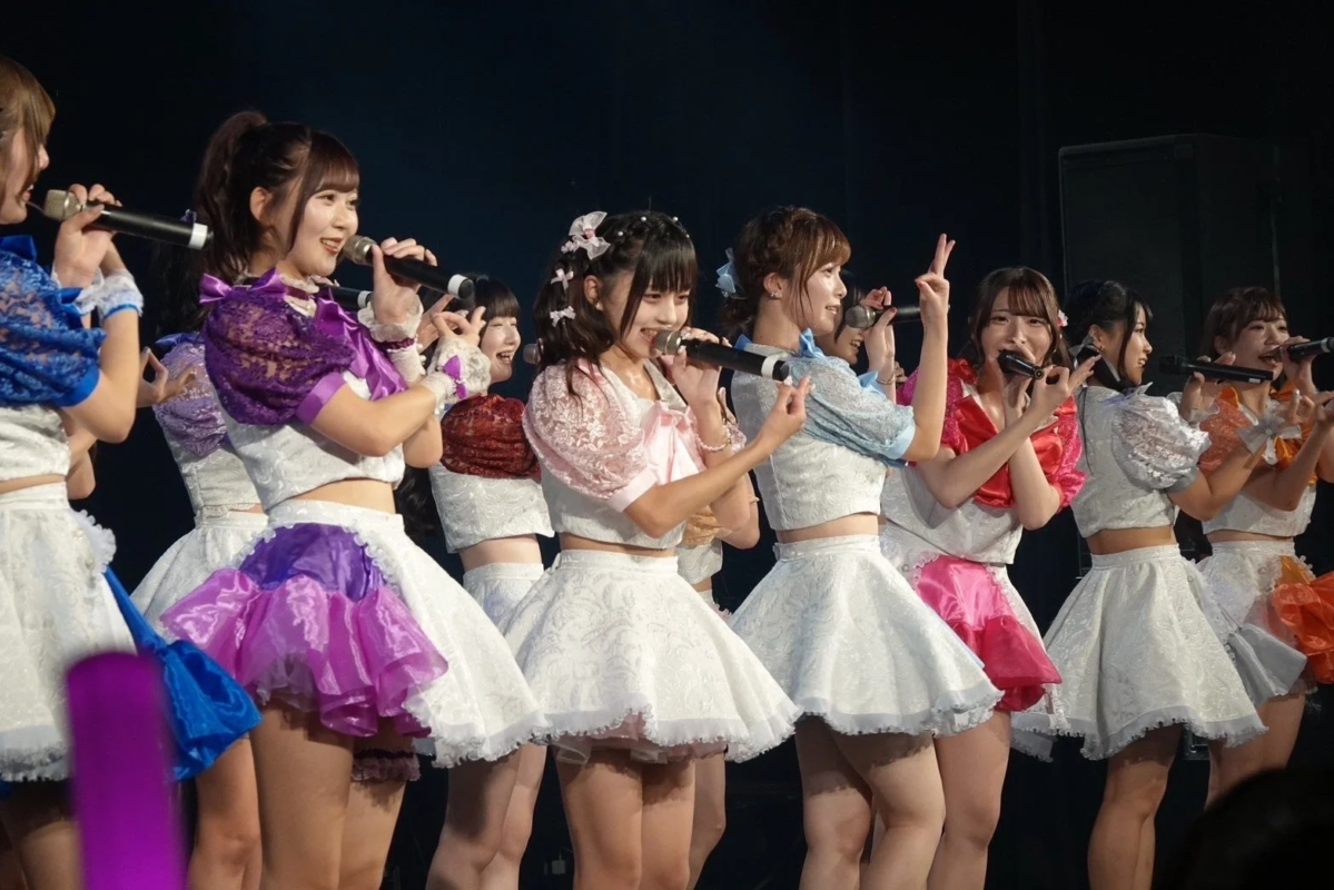 ステージでパフォーマンスするアイドルグループ