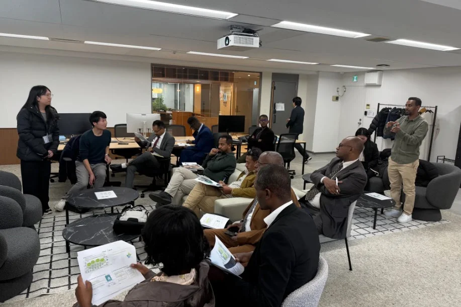 会議で意見交換する様子