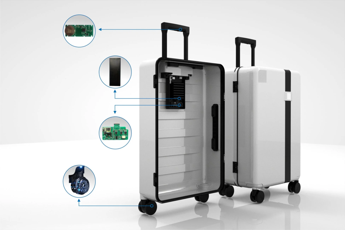 スマートスーツケースの内部構造を示した画像です。白いスーツケースの片側が開いており、内部の電子基板、バッテリーらしき黒いモジュール、そして特殊な車輪など、主要なテクノロジー部品が青い矢印で示されています。