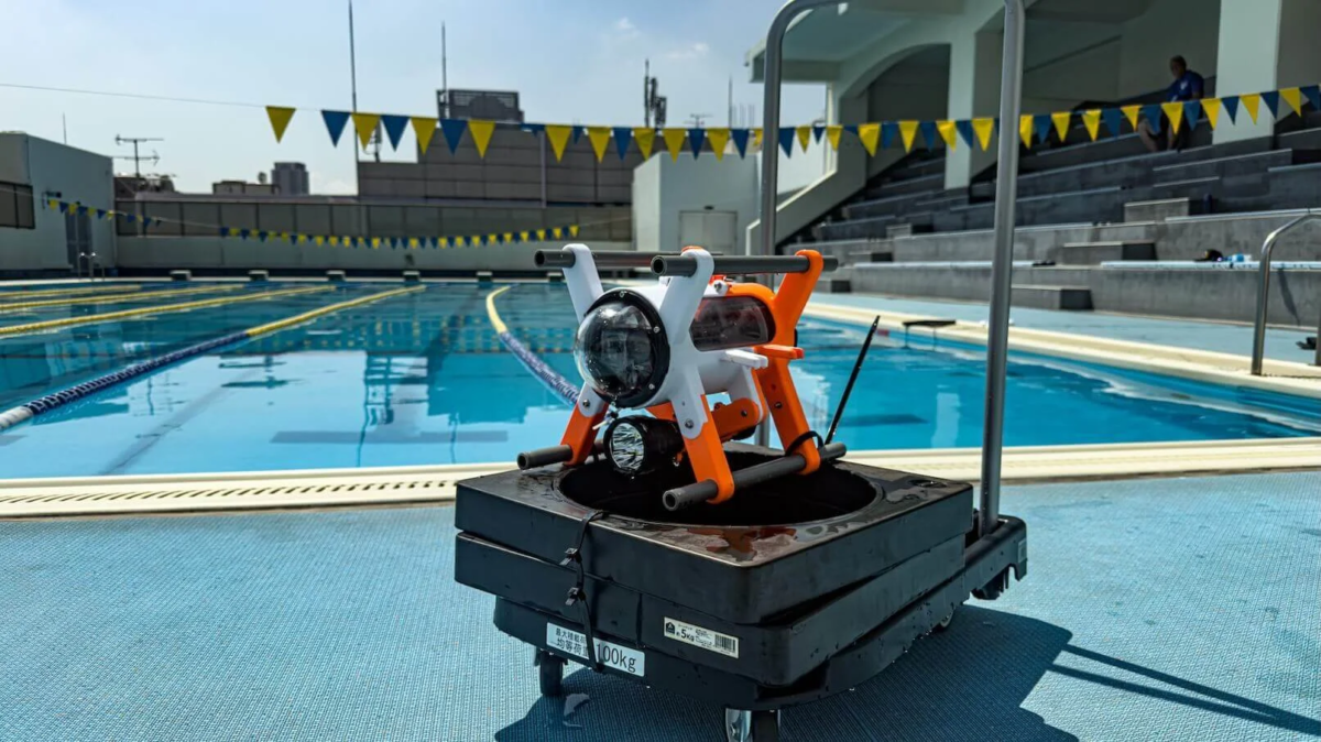 水中ドローンがプールサイドに置かれている様子