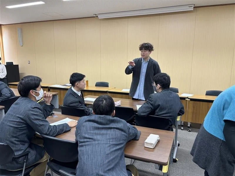 教室で説明をする様子