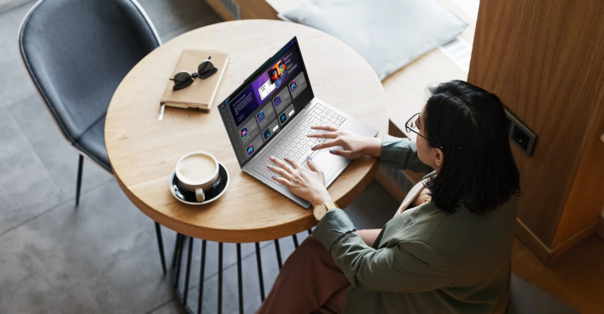 カフェでノートパソコンを使う女性