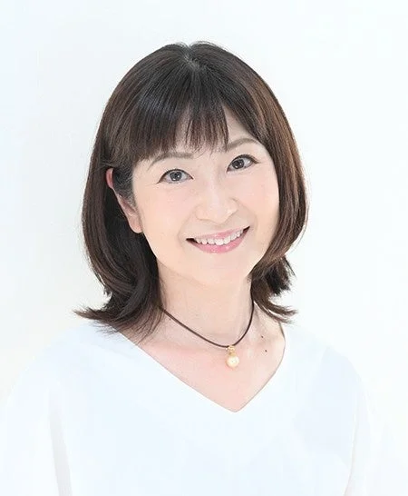 笑顔を見せるショートヘアのアジア人女性のポートレート