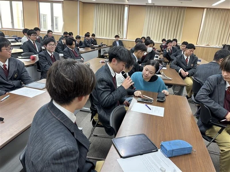 グループワークで話し合う高校生