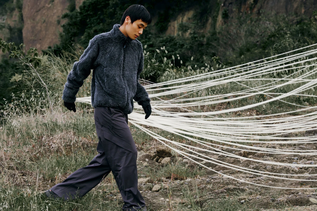 未来的なフリースジャケットを着用した人物