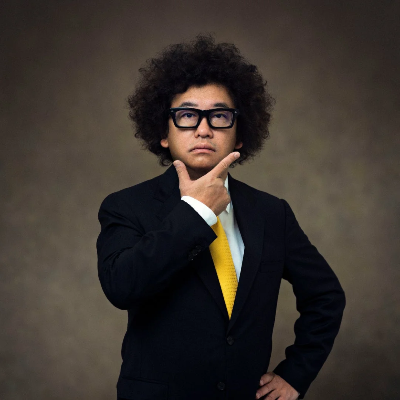 アフロヘアと眼鏡をかけた男性のポートレート