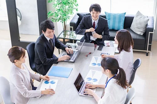 会議室で議論するビジネスパーソン