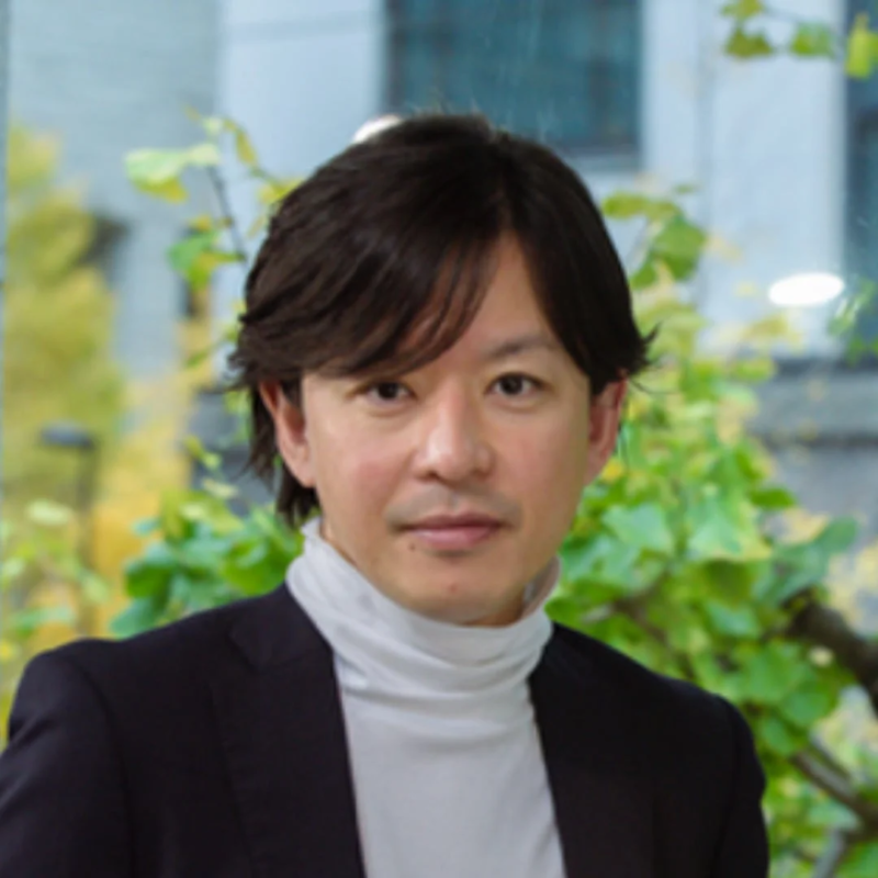 白いタートルネックと黒いジャケットを着用したアジア人男性のポートレート