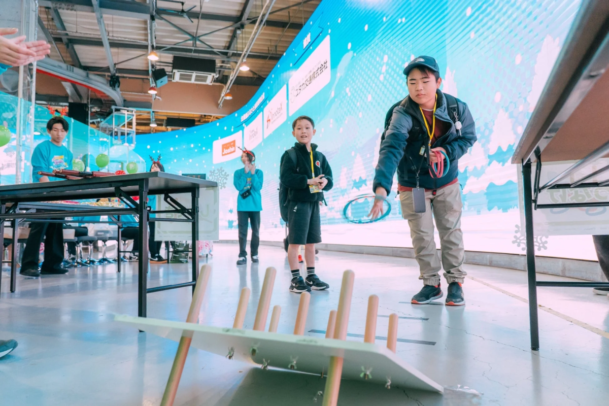 縁日ブースで遊ぶ子供たち