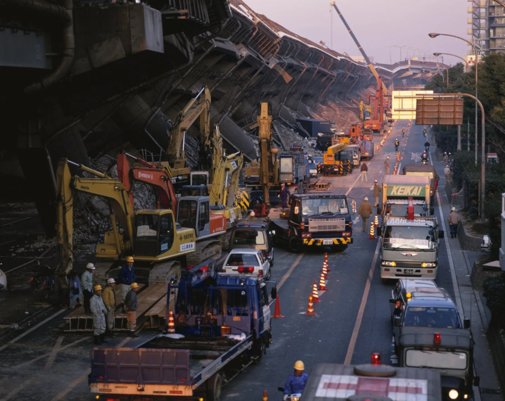 地震により倒壊した高速道路の現場で復旧作業にあたる重機