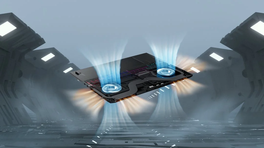 高性能ノートパソコンの内部冷却システム。2つのファンから青い気流が吸い込まれ、オレンジ色の熱が排出される様子