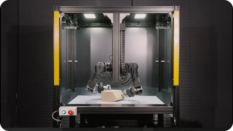 安全柵に囲まれたロボットアーム