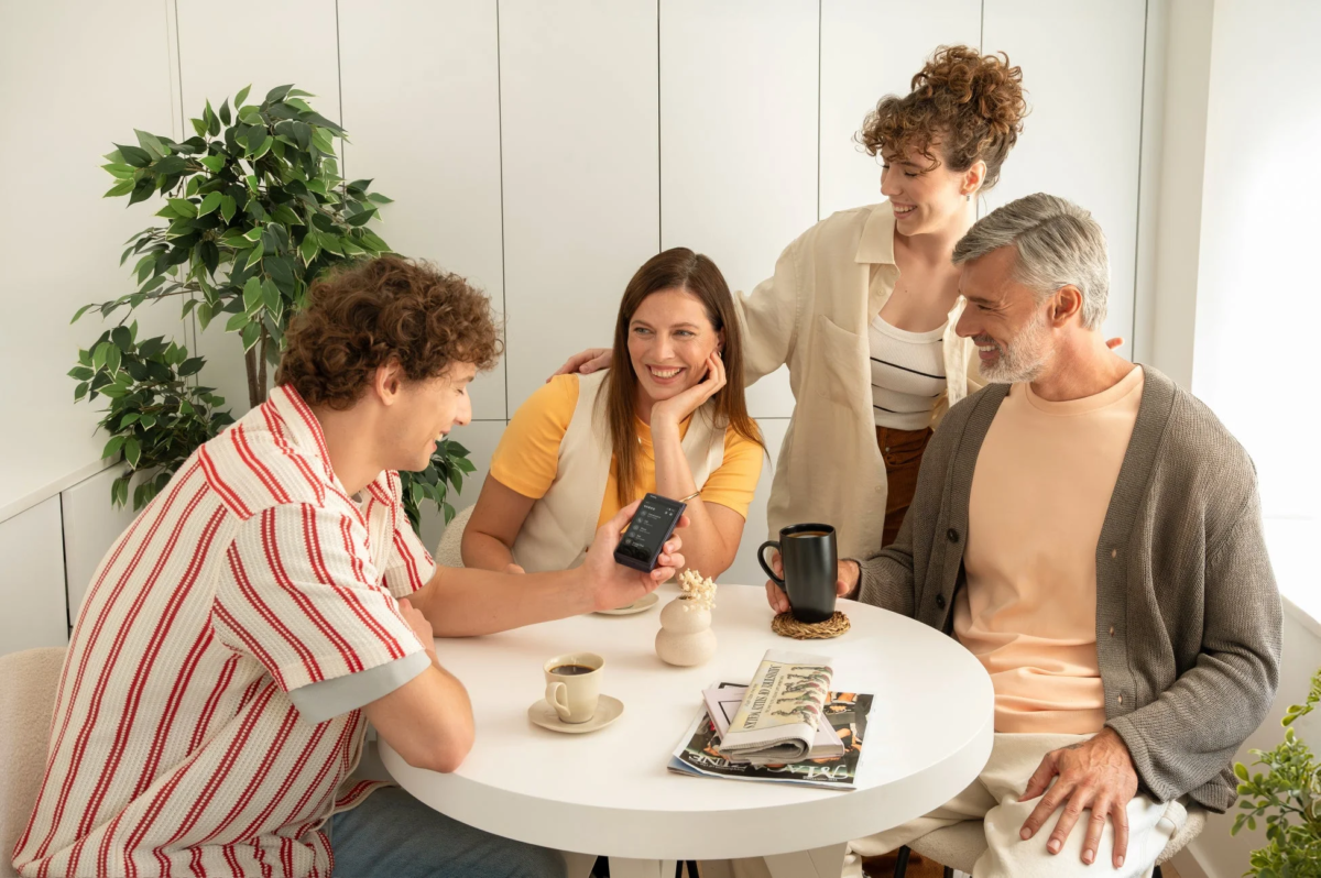 家族が笑顔で会話している様子