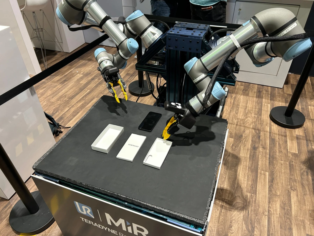 Generalist AIによるロボットアームのデモ