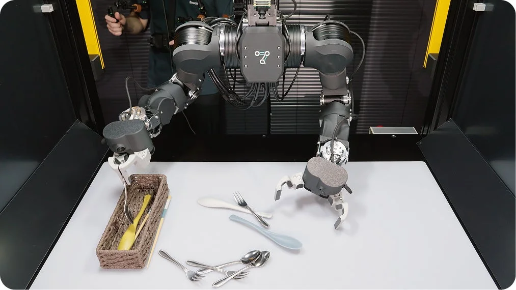 ロボットがカトラリーを扱う様子