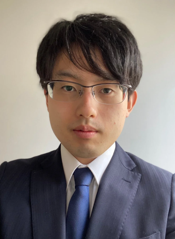 スーツと眼鏡を着用したアジア系の男性