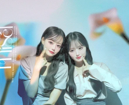 花の光が投影された背景でポーズをとる女性二人