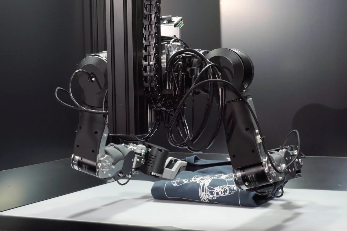 ロボットアームが青いTシャツと接している様子