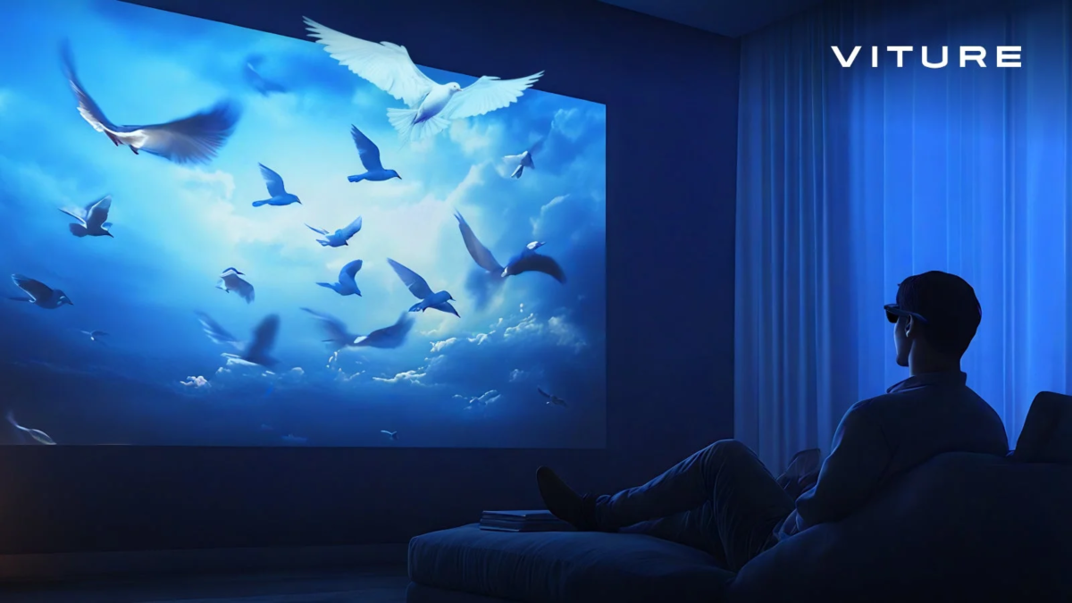 スマートグラスで大画面映像を視聴する人物