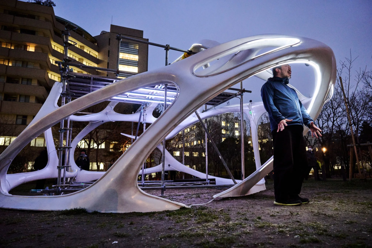 夜の公園に設置された光るアートオブジェ