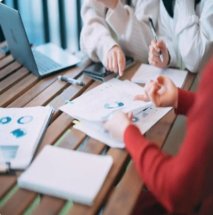 ビジネスの打ち合わせや共同作業をしている場面