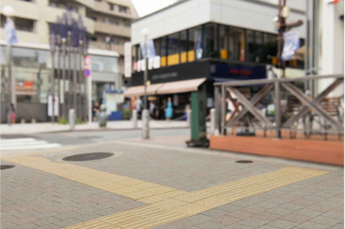 街中の点字ブロックの様子