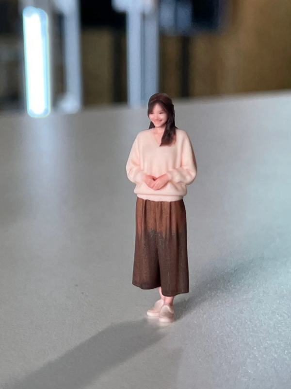 ピンクのセーターと茶色のガウチョパンツを着た女性のリアル造形例