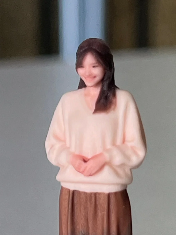 ピンクのトップスと茶色のスカートを着た女性の3Dフィギュア