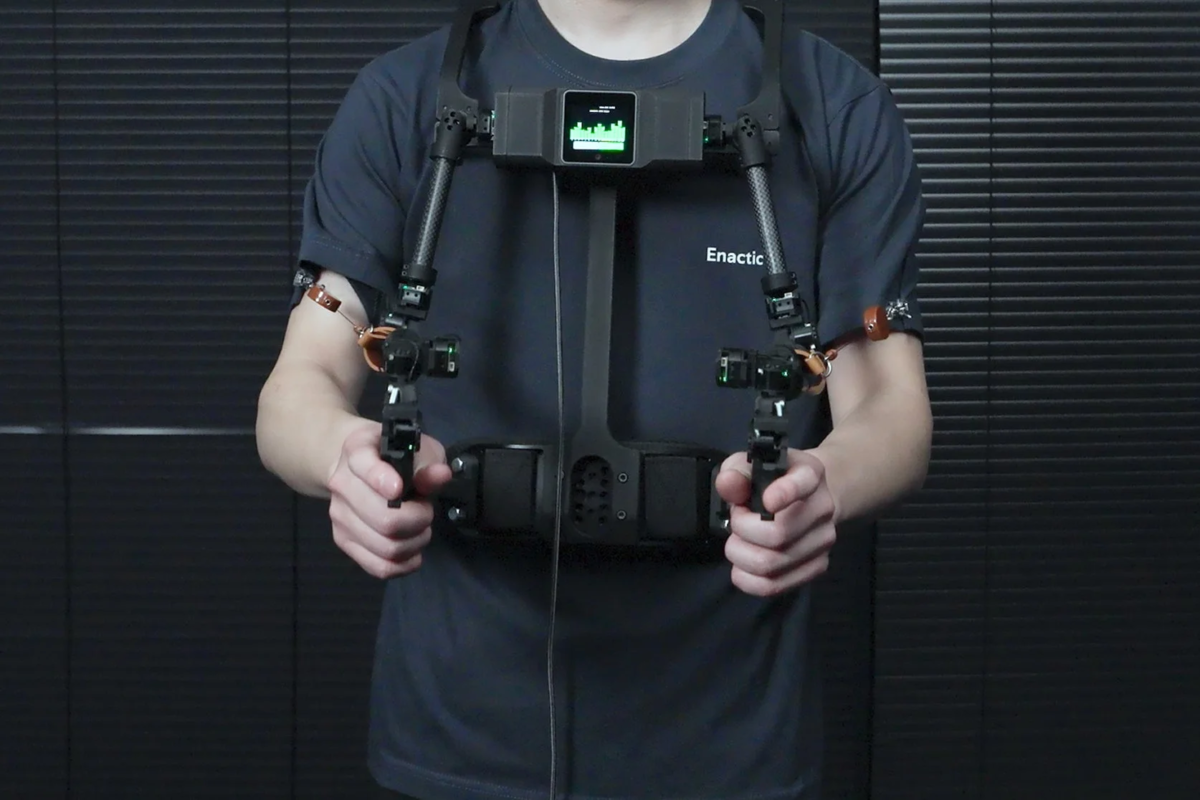 ウェアラブルデバイスを装着しコントローラーを握る男性