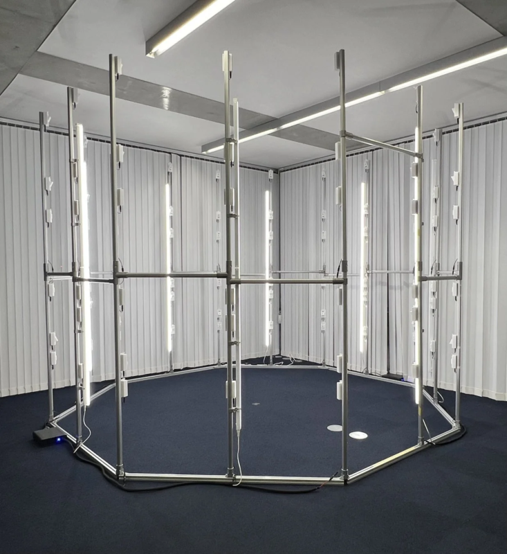 多数のLEDライトが設置された八角形の3Dスキャンスタジオ