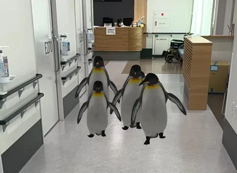 病院の廊下を歩くペンギン