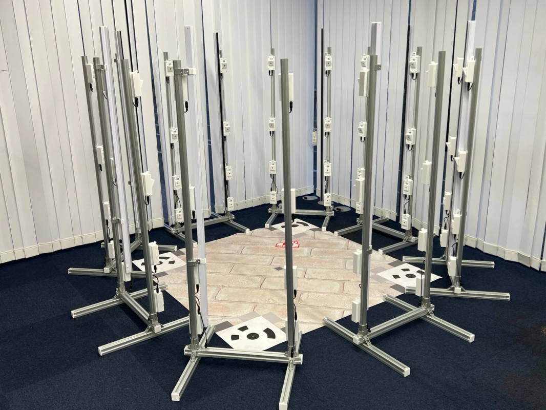 多数のセンサーが配置された円形の3Dスキャンスタジオ