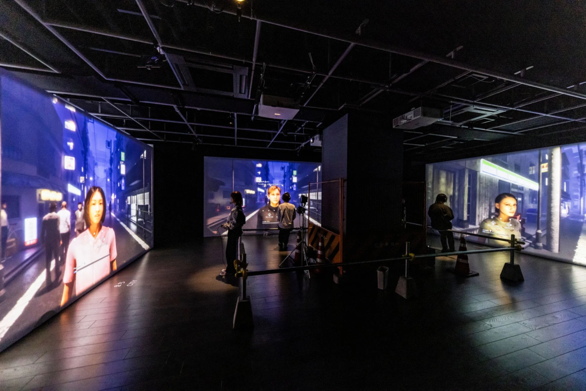 夜の街並みを背景にしたデジタルアートインスタレーション