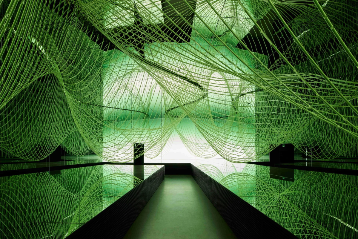 緑色のメッシュのアートインスタレーション