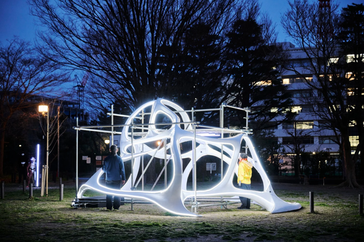 夜の公園に設置された白い光のアートインスタレーション
