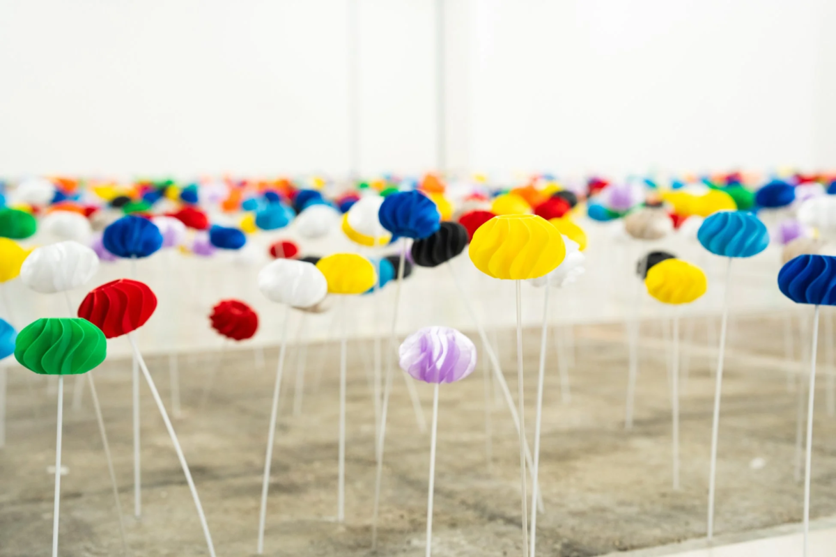 カラフルな棒状のアートインスタレーション